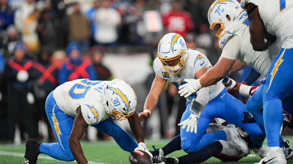 Patriots lay out Justin Herbert to force fourth quarter fumble