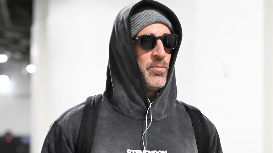 Aaron Rodgers Criticized For Shot At ‘Twitter And TV Experts’ Despite Famously Being A ‘Doing My Own Research’ Guy