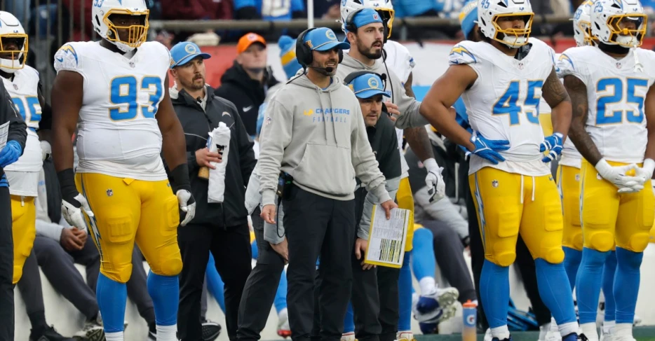 Arizona Cardinals interview Chargers defensive coordinator Jesse Minter