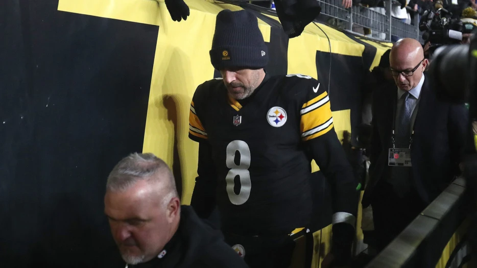 Camera catches Steelers’ Aaron Rodgers going off while talking to Arthur Smith