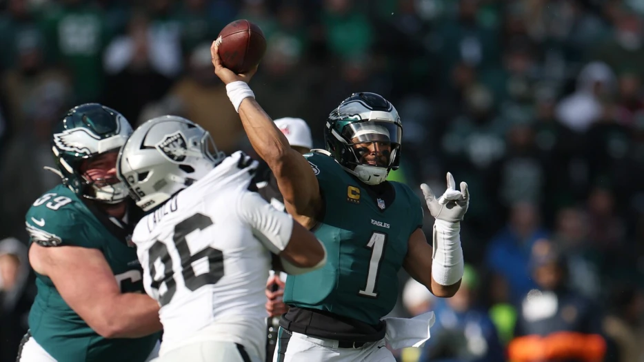Eagles dominate Raiders in first half, lead 17-0 at halftime
