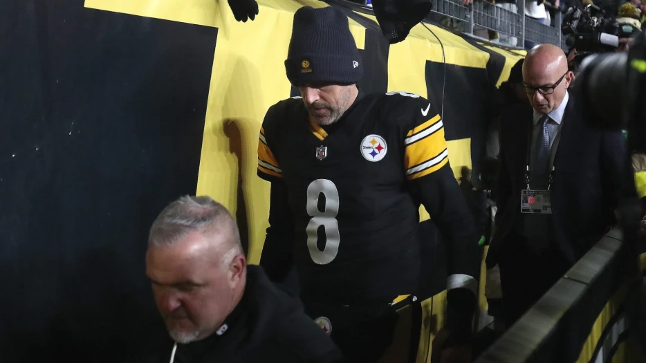 Fed Up Steelers Fans Yelled ‘Retire!’ At Aaron Rodgers As He Walked Off The Field Following