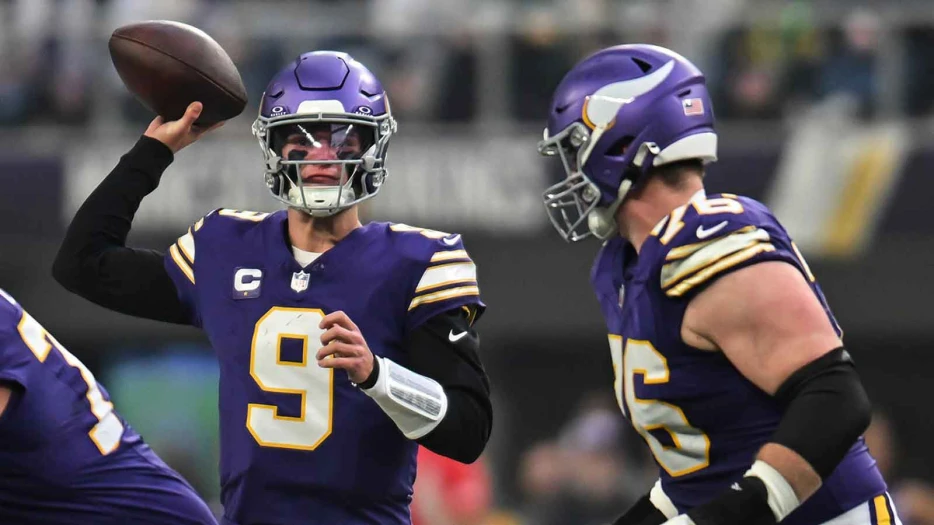Would Vikings dare consider Aaron Rodgers again to push J.J. McCarthy?