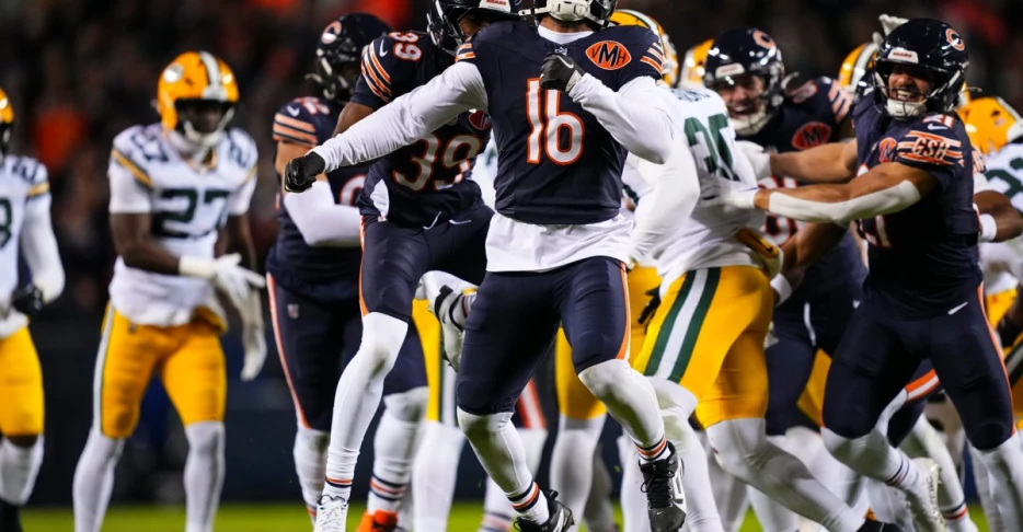 Notes: Former Detroit captain signs to Bears active roster ahead of playoff matchup