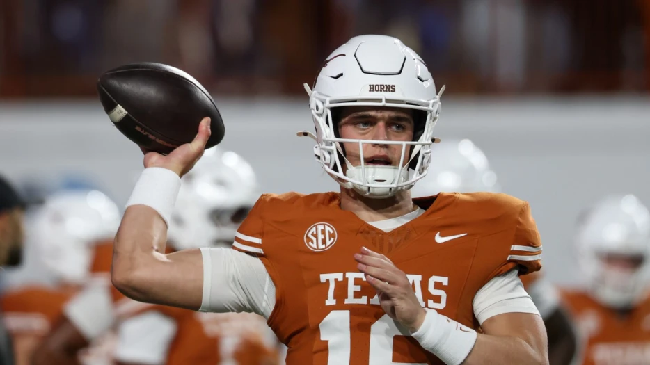 Arch Manning will return to Texas for the 2026 season