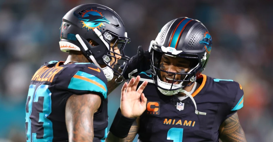 Darren Waller talks being last to see Mike McDaniel before firing, Tua Tagovailoa struggles