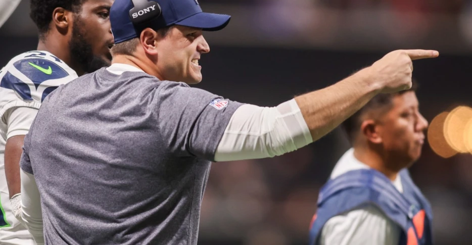 Watch NFL fans in New York hilariously fail Kyle Brandt’s Mike Macdonald test