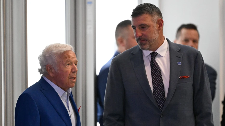 Robert Kraft Lauds ‘Amazing’ Mike Vrabel Before Patriots’ AFC Divisional Round Game