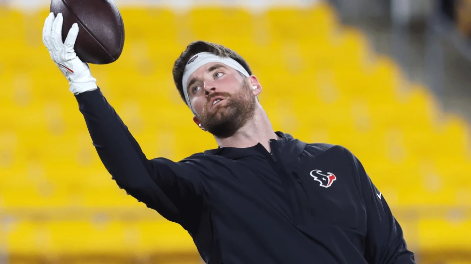 Texans’ Dalton Schultz heads to locker room with calf injury vs. Patriots