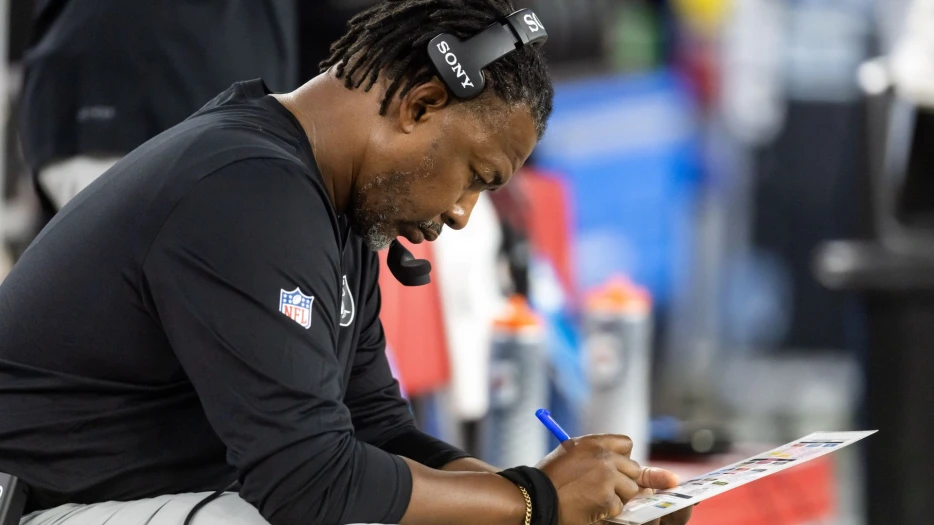 Report: Former Patriots Coach Interviews With AFC East Rival