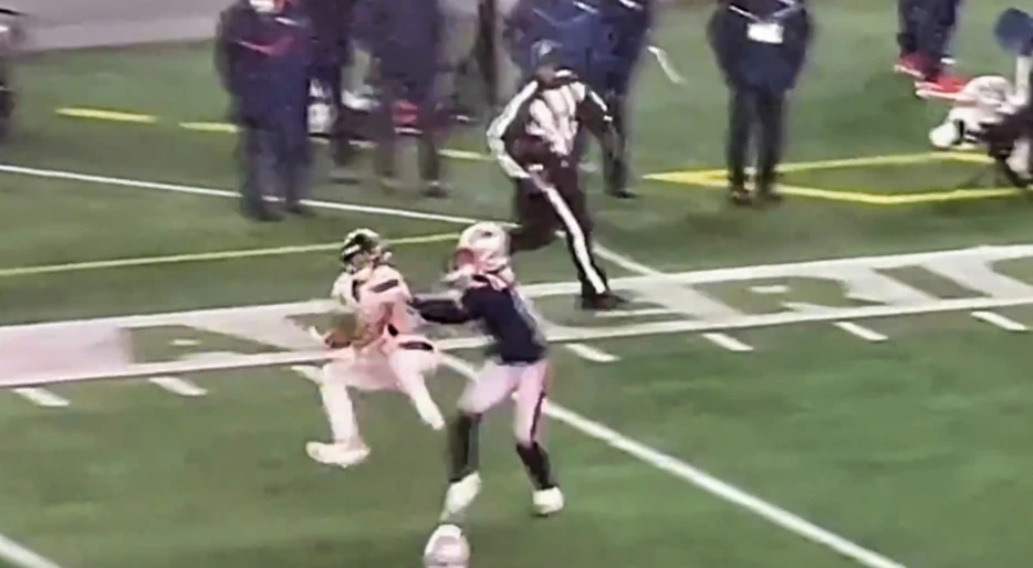 Social Media Accuses NFL Ref Of Not Throwing Flag On Controversial Play Because He Was “Too Embarrassed” [VIDEO]