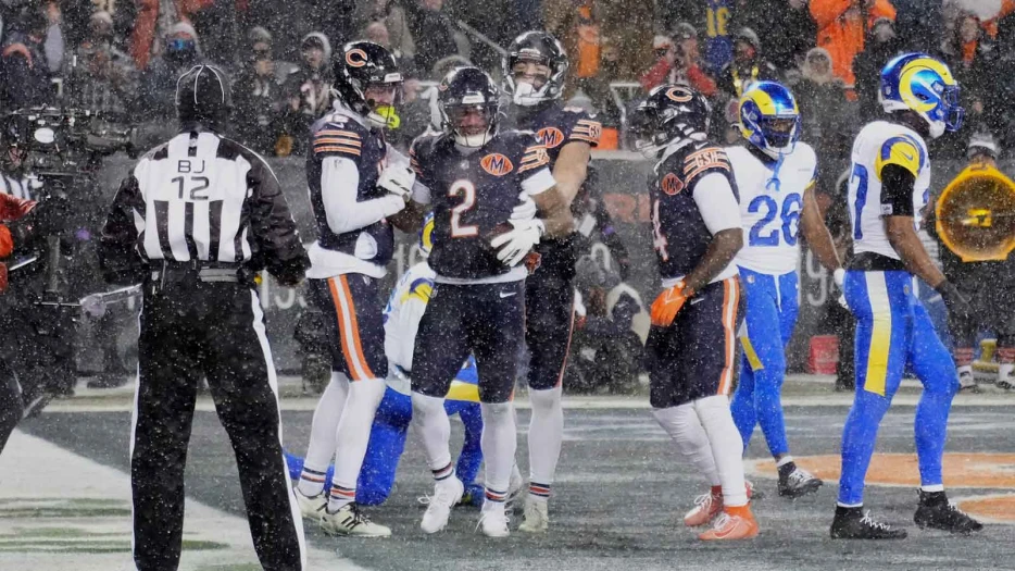 DJ Moore’s heroic season ends with bizarre lazy mistake. Should Bears trade him?