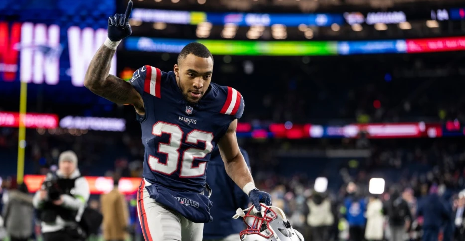 Patriots’ TreVeyon Henderson, Andy Borregales selected to 2025 PFWA All-Rookie team