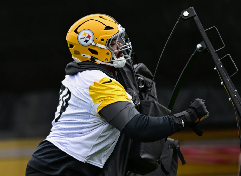 Steelers Bring Back Big-Bodied Offensive Lineman for 2026