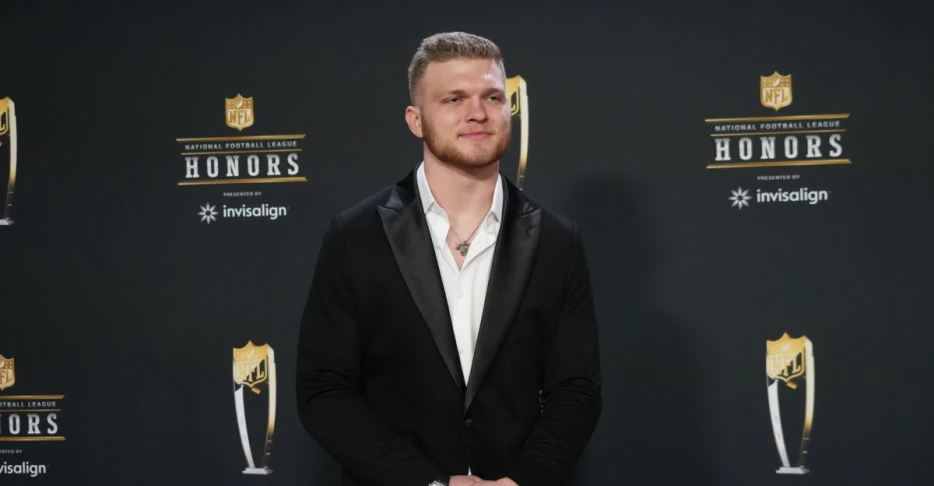 Aidan Hutchinson a finalist for 2 NFL Honors awards