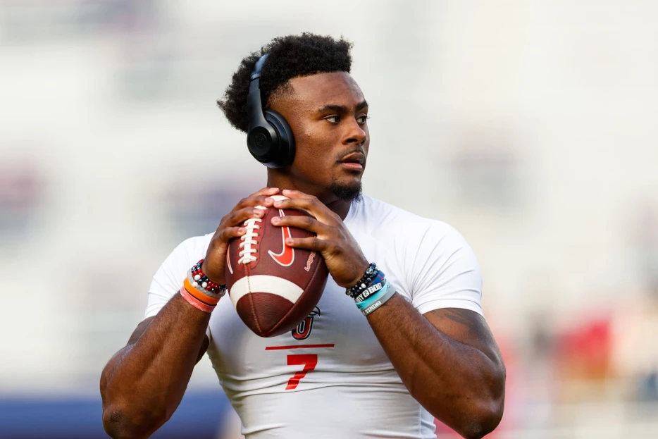 Analyst Pushes Steelers to Target Rising Star QB in Free Agency