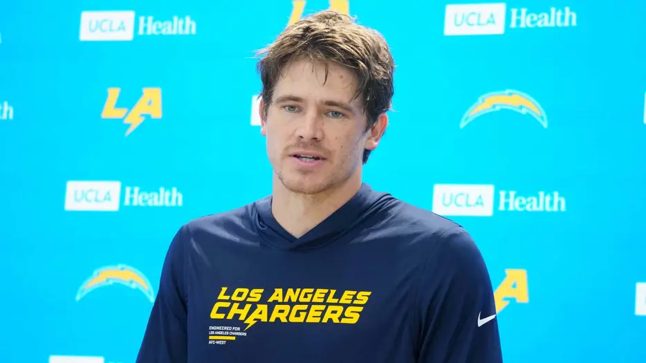 Insider breaks down Mike McDaniel ‘challenge’ to Chargers’ Justin Herbert that is unlike any other