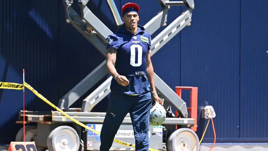 Patriots’ Mike Vrabel drops Christian Gonzalez revelation amid contract standoff