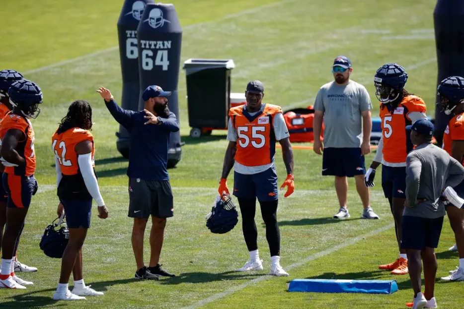 Broncos Likely Bringing Back Former OLB Coach Michael Wilhoite