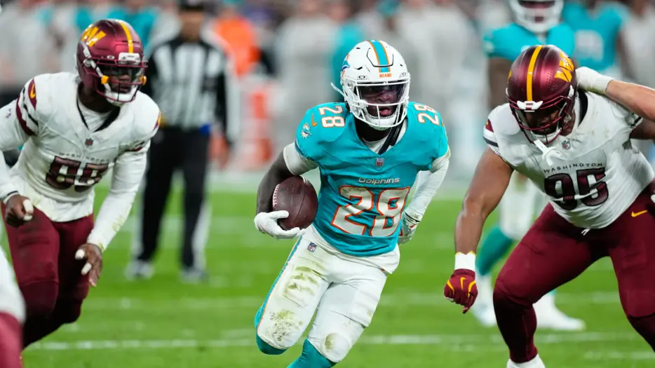 De'Von Achane had shoulder "cleaned up," not ready for full workload yet