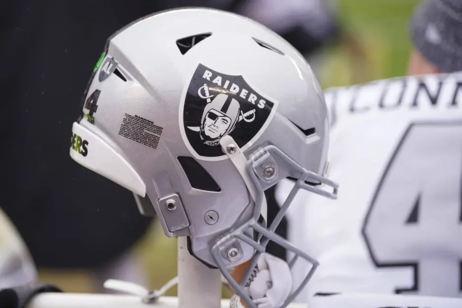 Raiders Signed Third-Round DE Keyron Crawford