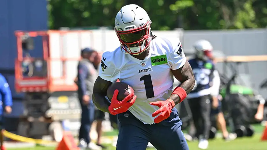 Patriots’ A.J. Brown is blown away by Drake Maye after just 1 week of practice