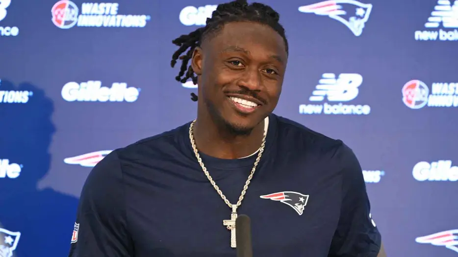 Patriots’ A.J. Brown refuses to get into ‘best ever’ message from Eagles departure