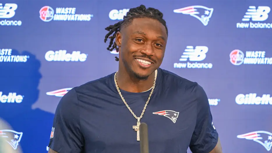Patriots’ A.J. Brown draws Randy Moss comparison after mic-drop moment
