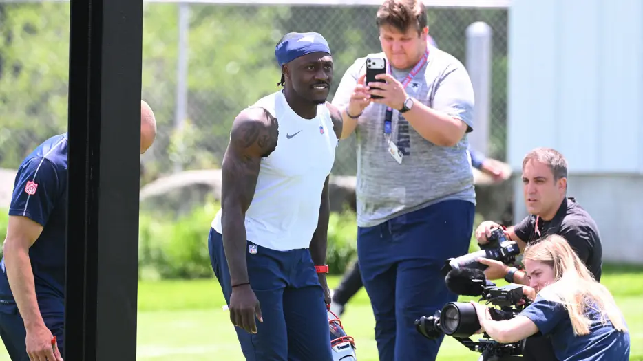 AJ Brown’s audacious GOAT parting message to Eagles after Patriots trade