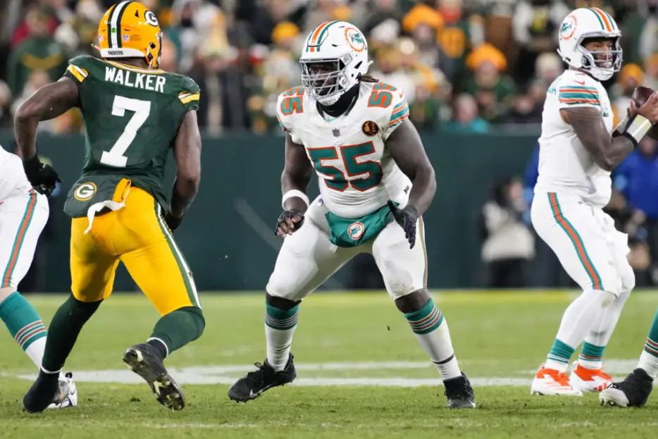 Dolphins To Extend C Aaron Brewer