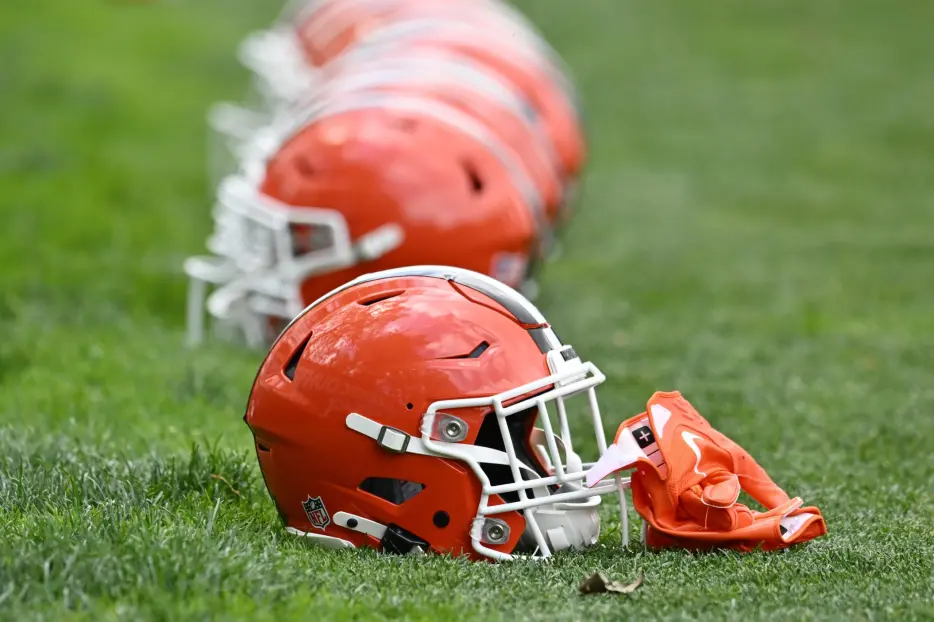 Browns Sign LB Benton Whitley