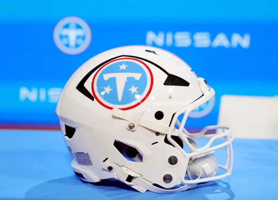 Titans Signing DL Jalyn Holmes