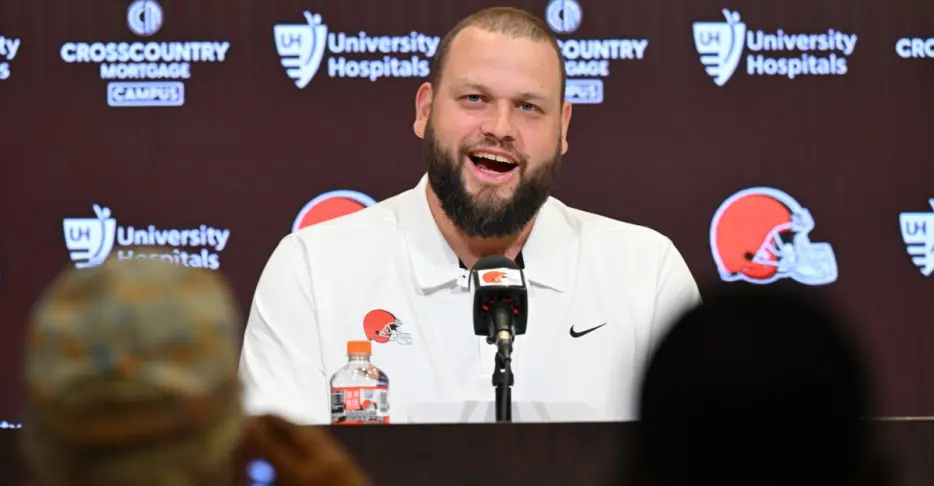 Daily Dawg Chow: Joel Bitonio calls it a career