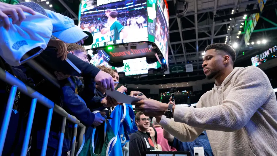 Bucks’ Giannis trade likened to Myles Garrett move from Adam Schefter