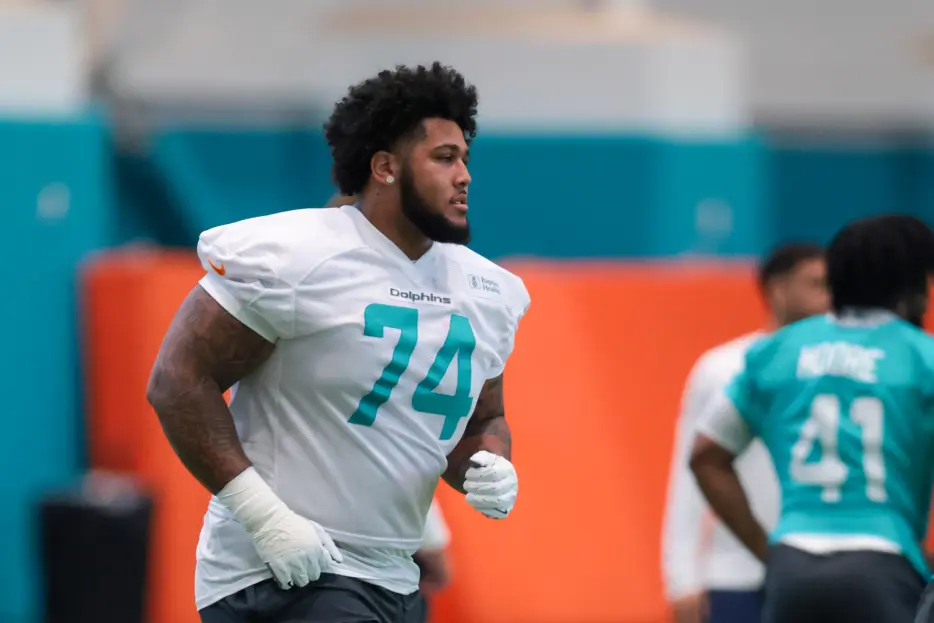 Dolphins Sign First-Round OL Kadyn Proctor
