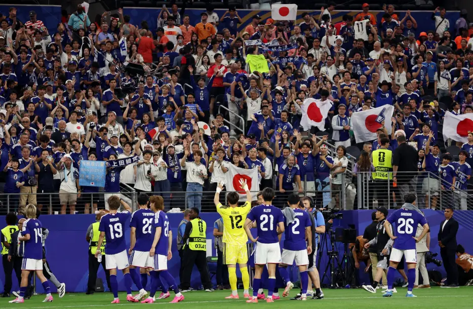 You Have to Respect Japanese Fans Cleaning Up the Trash at Jerry World
