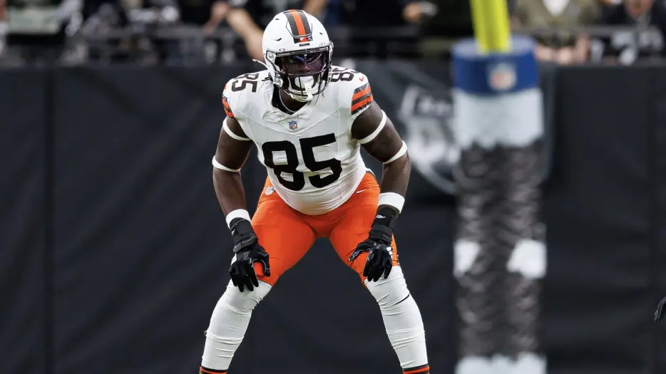 Chargers agree to terms with David Njoku