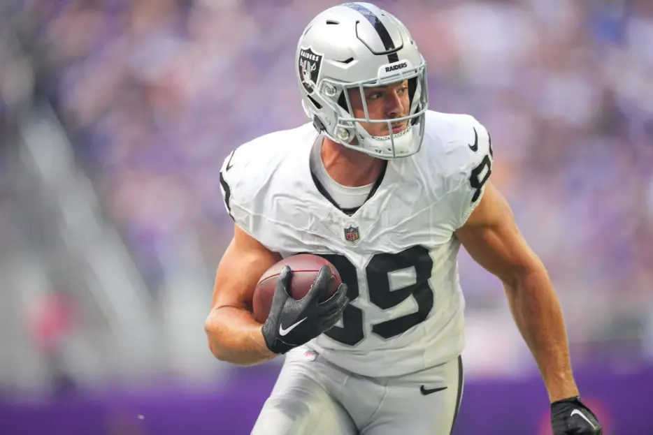 AFC Notes: Brock Bowers, Patrick Mahomes, Chargers, Chiefs, Raiders