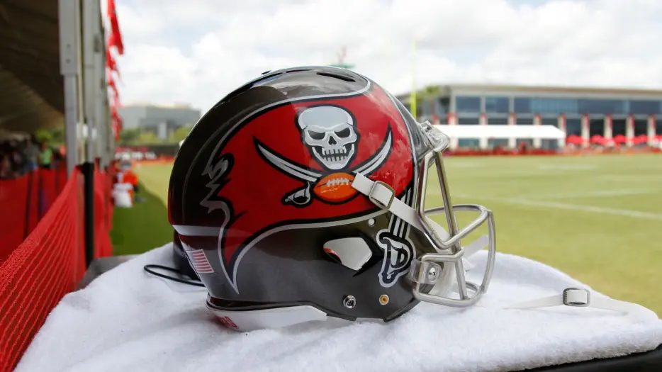 Bucs sign K B.T. Potter