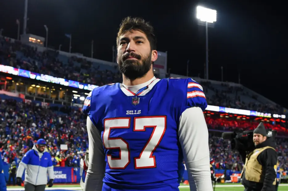 Eagles Sign DE A.J. Epenesa