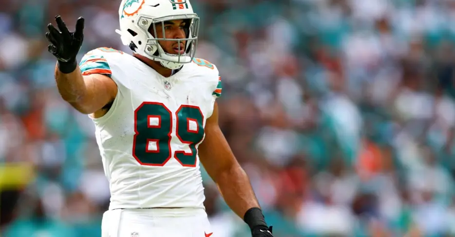 Patriots place tight end on IR after A.J. Brown trade