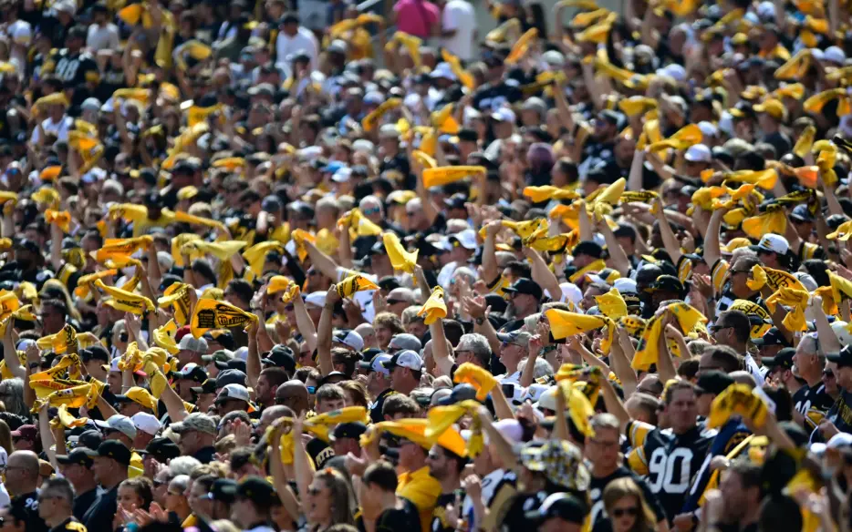 Steelers Daily News &amp; Links: Pope Gets Terrible Towel; Aaron Rodgers Makes Donation