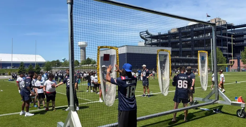 Drake Maye, Patriots bring smiles to students during Community Day