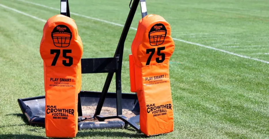 Browns: Should they take a chance on this massive OT?