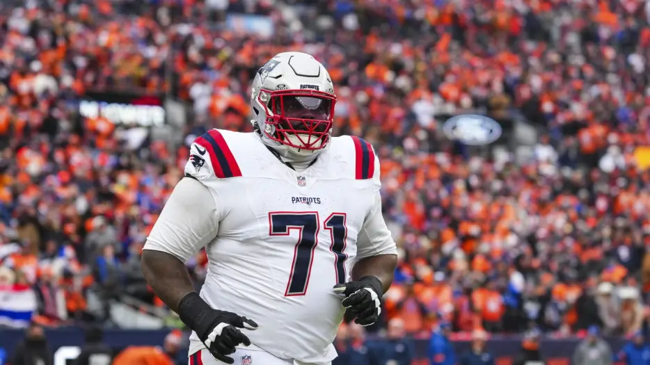 Patriots G Mike Onwenu agrees to pay cut for 2026 season