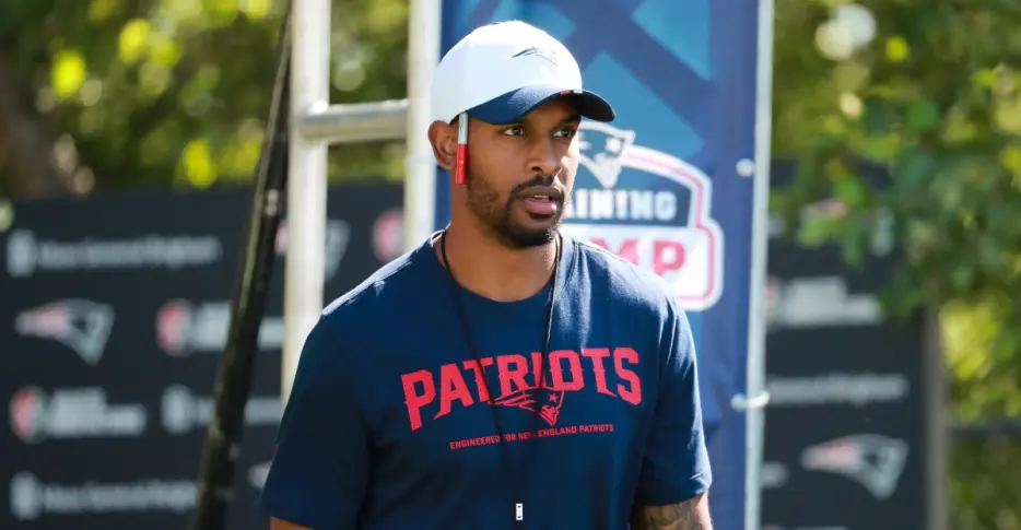 Up-and-coming coach explains decision to stay with Patriots