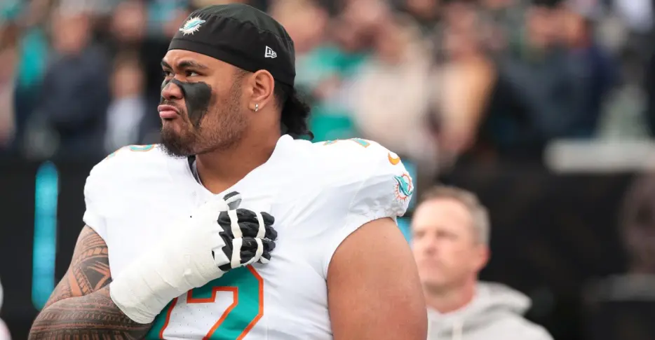 Dolphins 90 in 90: Will position change spark Jonah Savaiinaea in 2026?