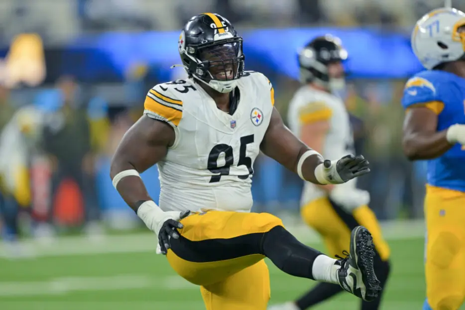 Steelers DT Keeanu Benton On Extension To-Do List
