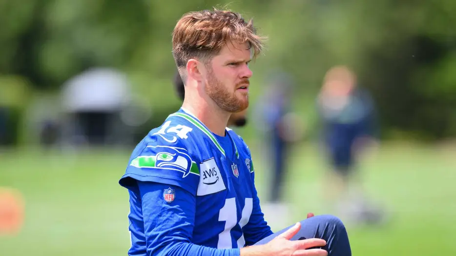 The QB Seahawks’ Sam Darnold should be watching before 2027 contract talks, per insider
