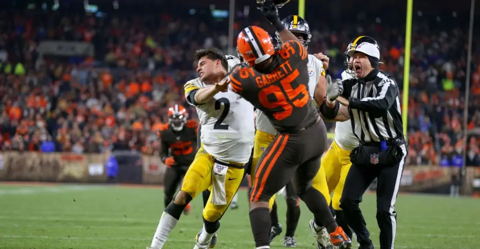 Browns fans take shots at Myles Garrett on his way out